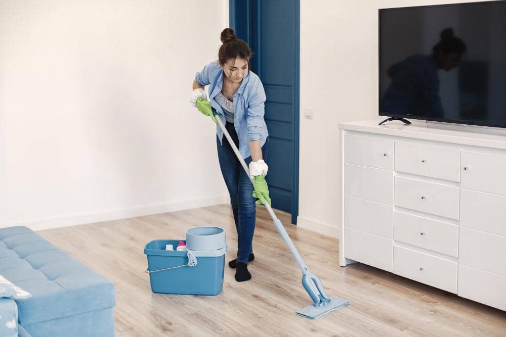 ilustrasi membersihkan lantai dengan flat mop