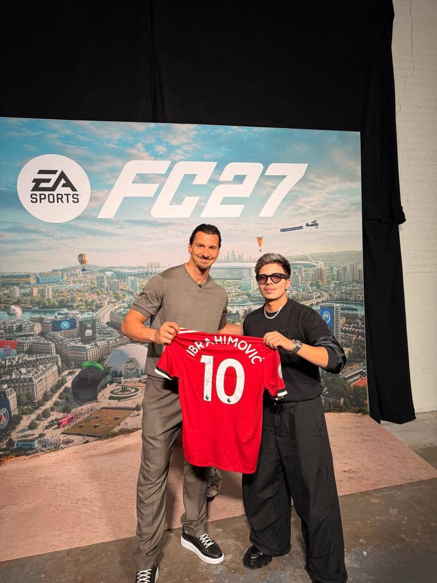 Atta Halilintar berpose bersama sejumlah legenda sepak bola dalam pertemuan yang diunggah di akun Instagramnya.