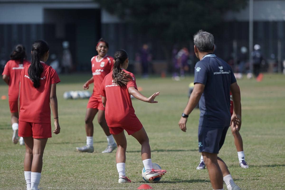Kiyomi Bachdim mengikuti seleksi timnas U-17 dengan mengenakan seragam sepak bola putih di lapangan.