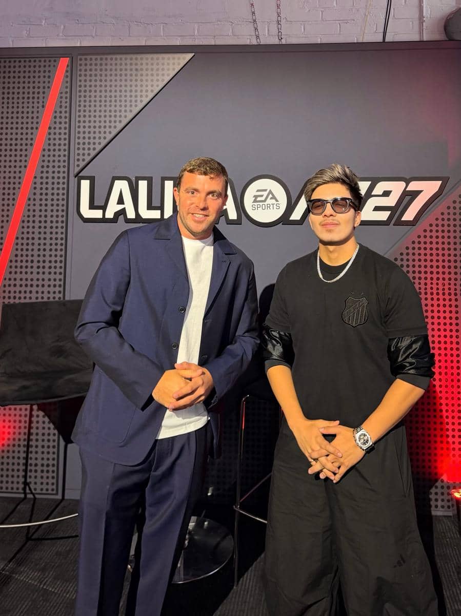 Atta Halilintar berpose bersama sejumlah legenda sepak bola dalam unggahan yang dibagikannya di Instagram.