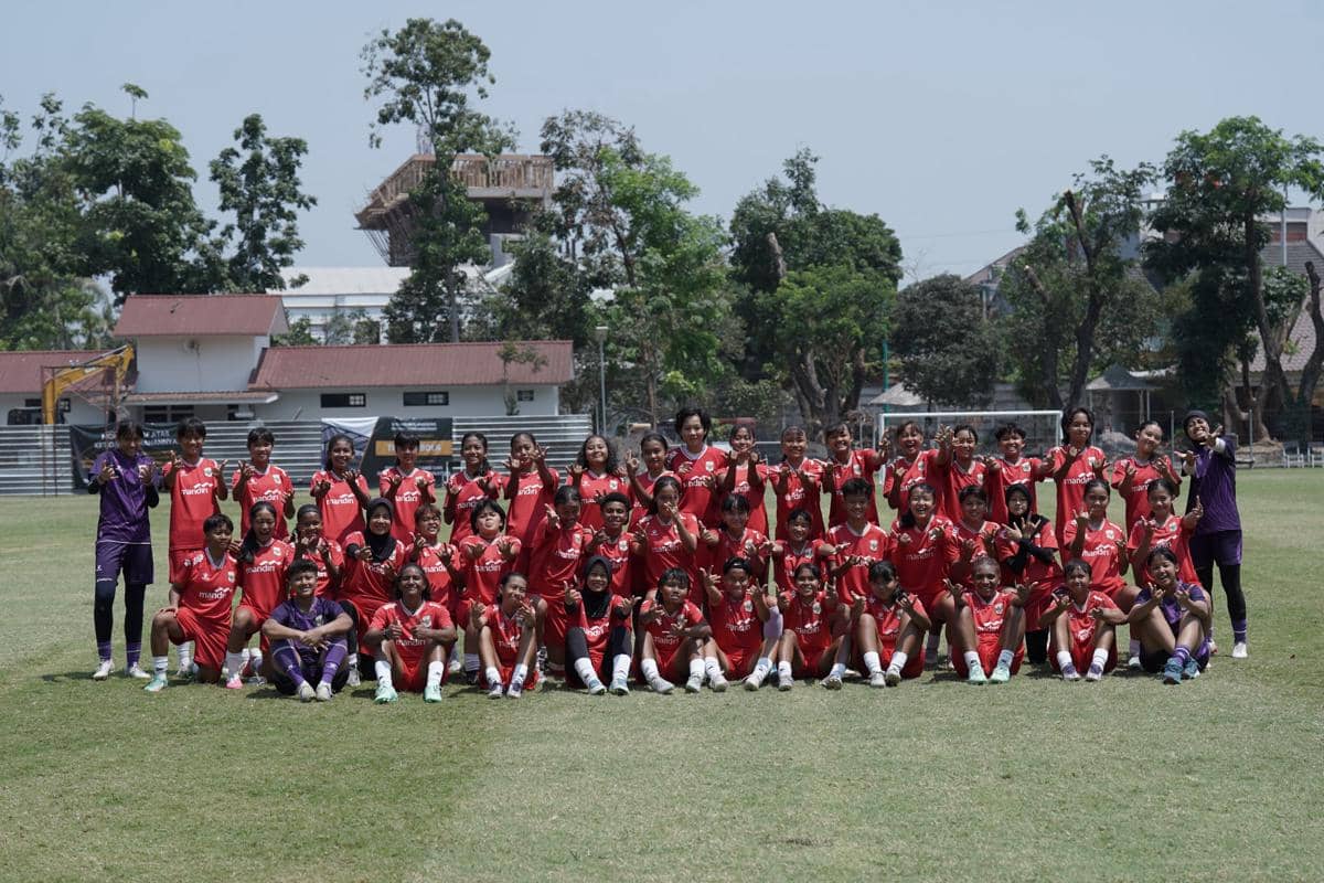 Kiyomi Bachdim mengikuti seleksi Timnas Indonesia U-17 sebagai pemain sepak bola muda di sebuah lapangan.