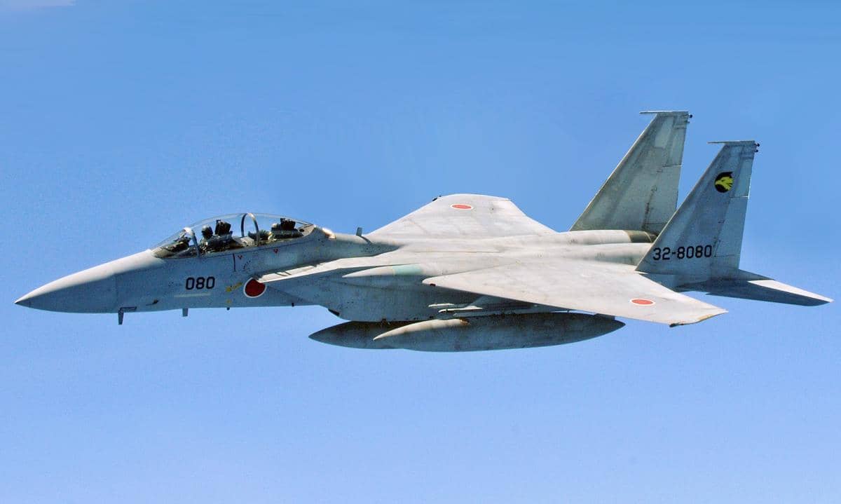 potret jet tempur Mitsubishi F-15DJ milik Pasukan Bela Diri Jepang matra udara yang dibuat pabrikan Mitsubishi di bawah lisensi McDonnell Douglas (sekarang Boeing)