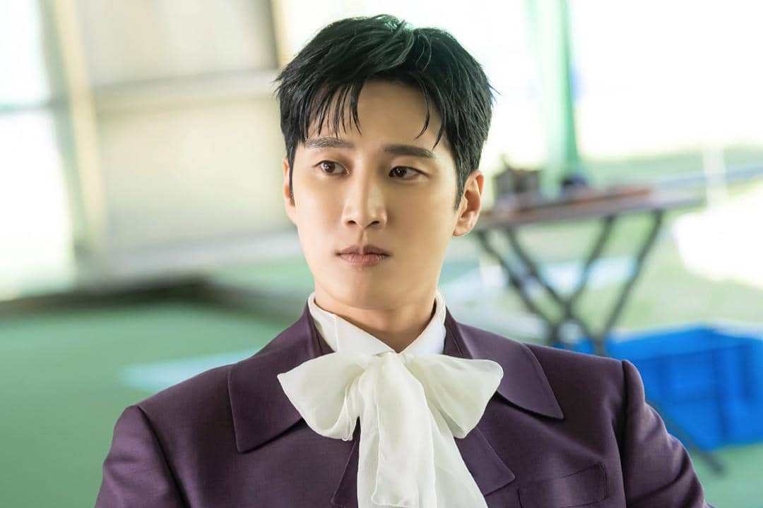 Empat pemeran drama Korea Flex x Cop 2 tampil bersama dalam still cut yang dibagikan akun resmi SBS Drama.