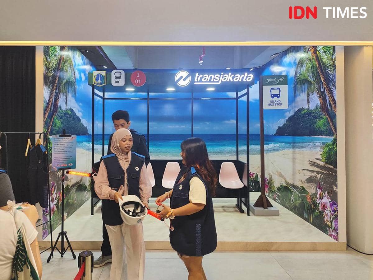 Area photobooth bertema TransJakarta di acara No Na Island Girl Pop Up Experience, Nirmana Falatehan, Blok M, Jakarta.
