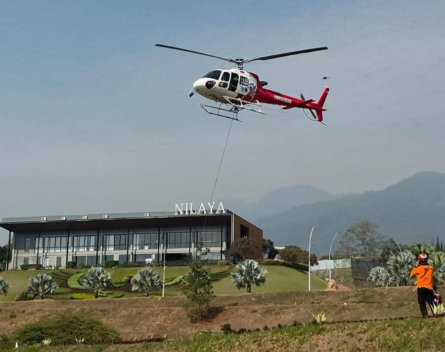 Helikopter water bombing BPBD Jawa Timur terbang untuk memadamkan kebakaran di Gunung Buthak dan Kawinajang.