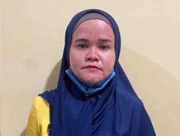 Polisi menangkap Novita Sari (37), perempuan yang diduga melakukan kekerasan terhadap anak berusia 2 tahun 11 bulan di Palembang