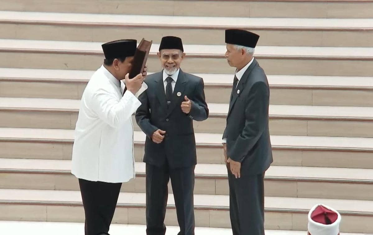 Momen Prabowo Cium Mushaf Al-Qur'an saat Syukuran 100 Tahun Pondok Gontor