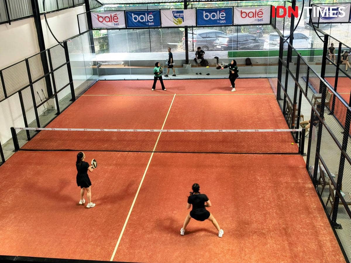 Seorang peserta memukul bola dalam Turnamen Padel Series peringatan HUT ke-165 HKBP di Medan, Sabtu, 19 September 2026.