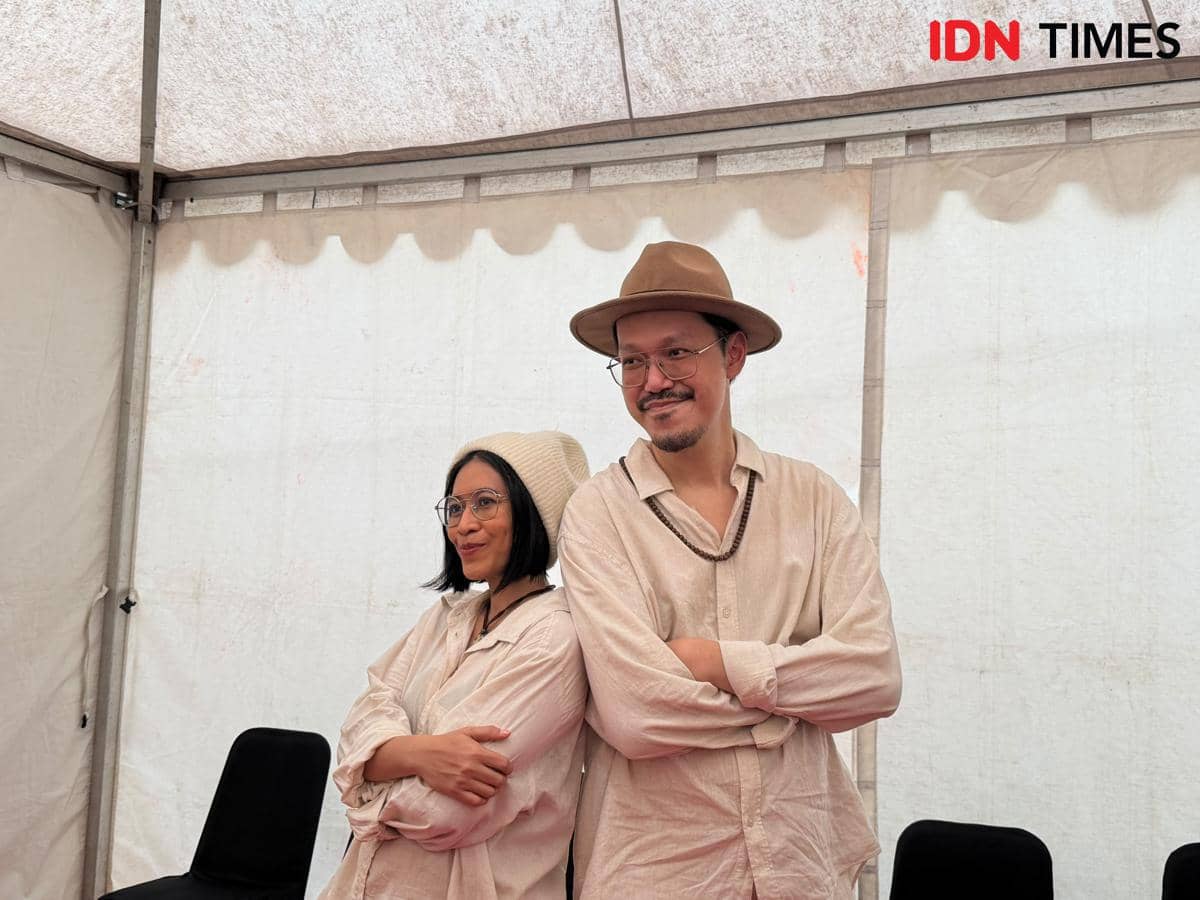Dua personel Endah N Rhesa, duo musik Indonesia, tampil bersama dalam sesi pemotretan promosi musik.