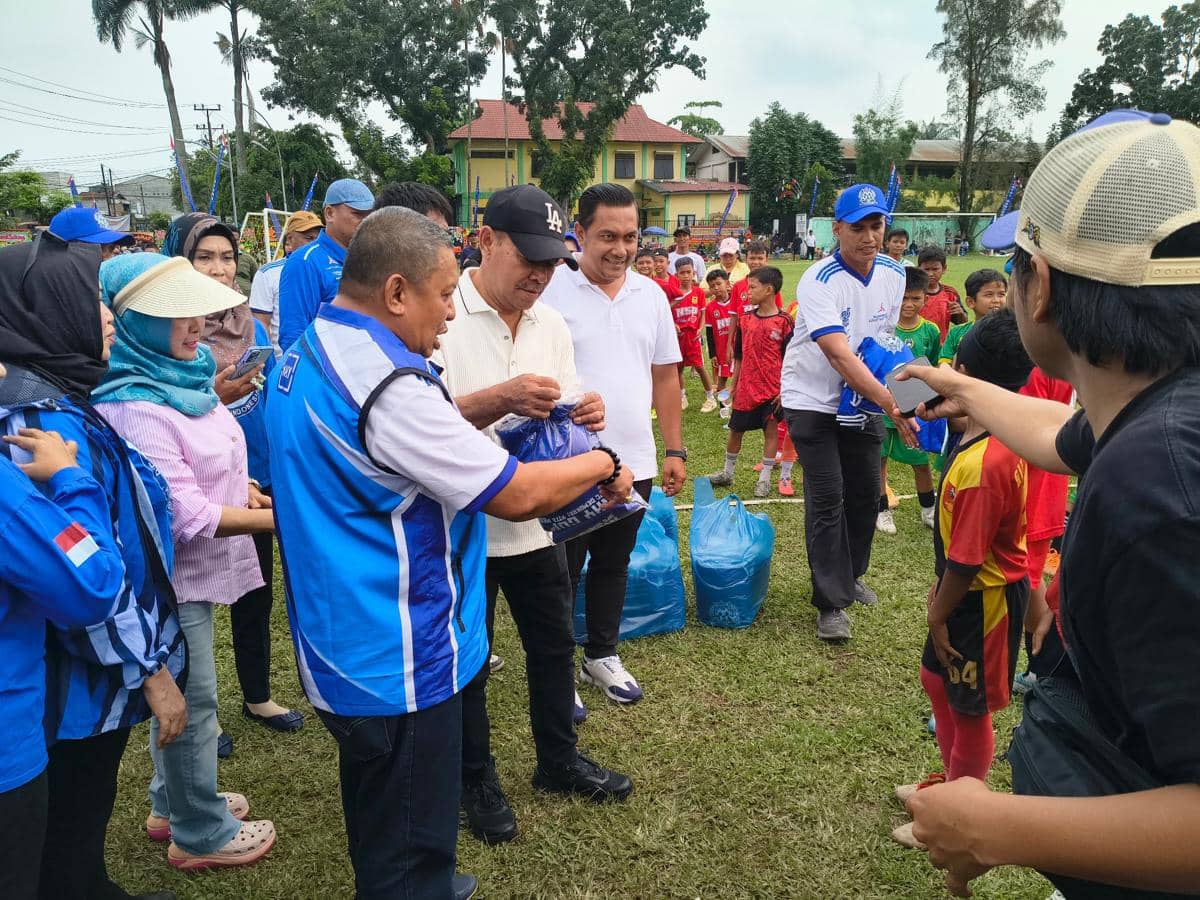 Para peserta Festival U-12 SSB Kota Medan AHY Cup II berfoto bersama di Lapangan Sejati Pratama, Medan.
