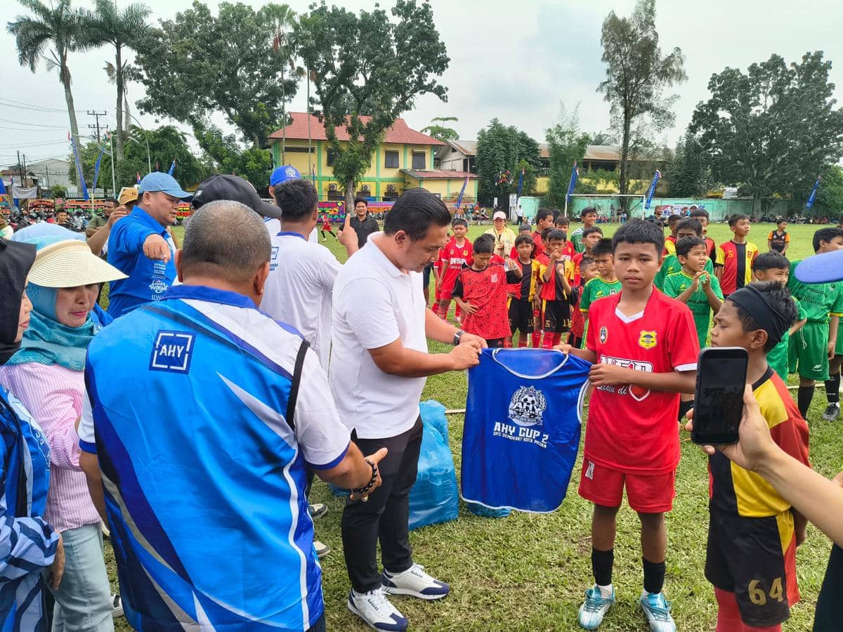 Para peserta Festival U-12 SSB Kota Medan AHY Cup II berada di Lapangan Sejati Pratama, Medan, 19 September 2026.