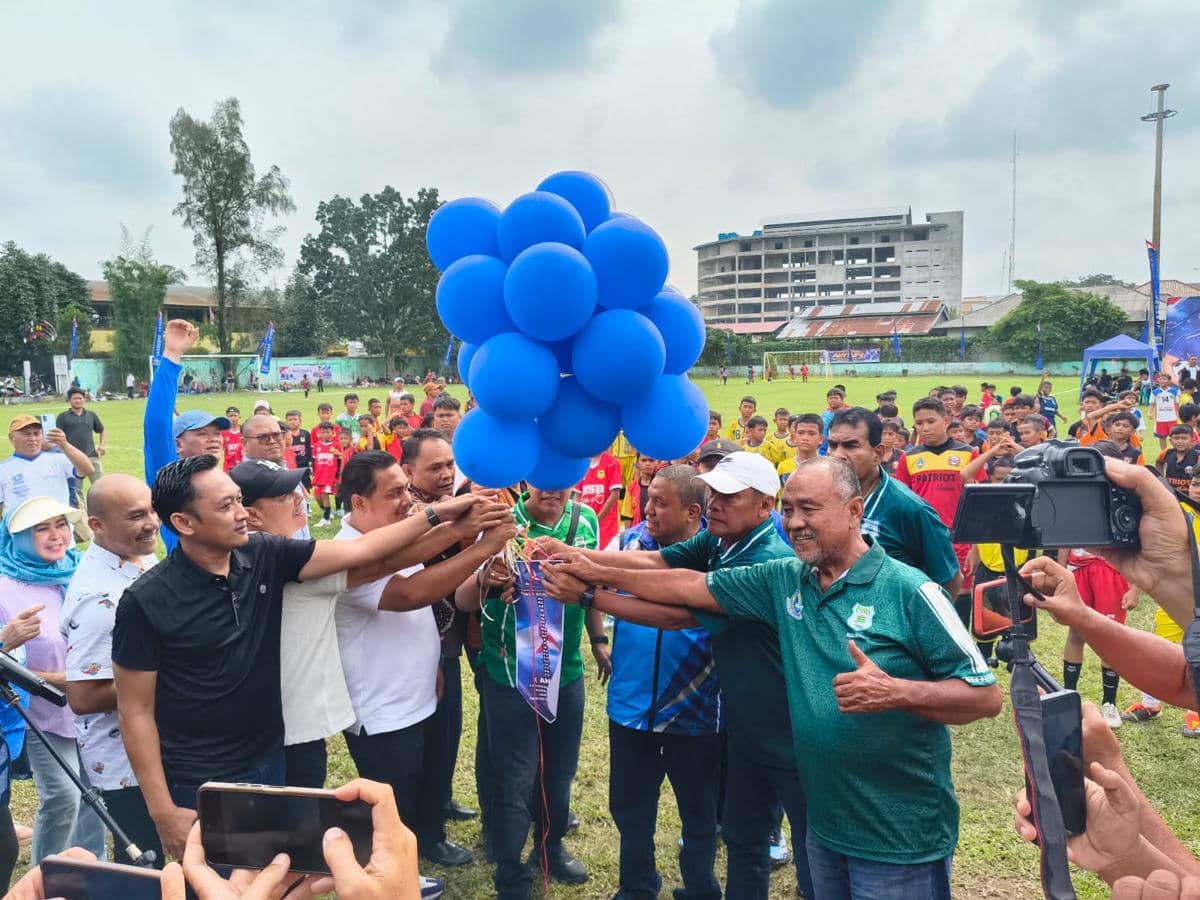 Suasana pembukaan Festival U-12 SSB Kota Medan AHY Cup II di Lapangan Sejati Pratama, Medan, Sabtu 19 September 2026.