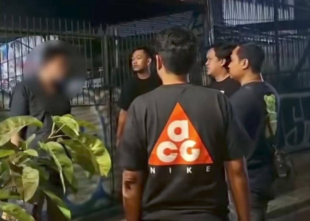 Momen Polisi Tangkap Pria Penendang Perempuan di Senayan City