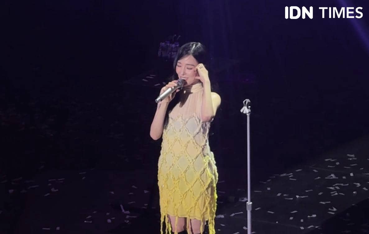 Tiffany Young tampil di panggung konser Edge of Calm pada Sabtu, 19 September 2026 di lokasi pertunjukan.
