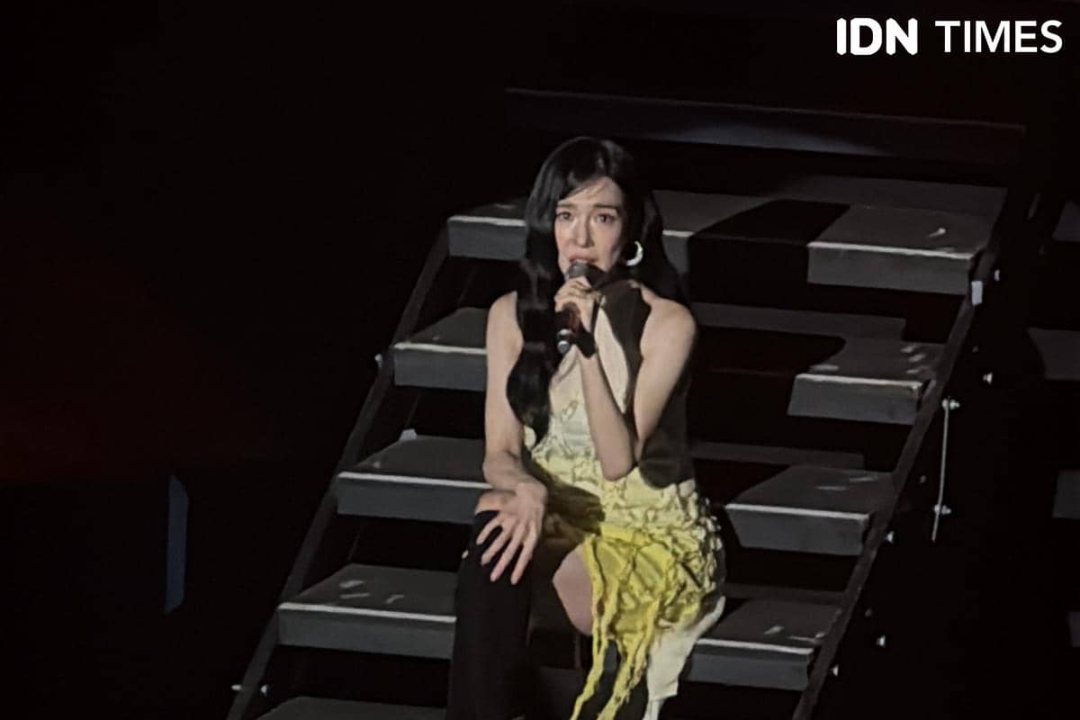 Tiffany Young tampil di panggung konser Edge of Calm yang digelar pada Sabtu, 19 September 2026.
