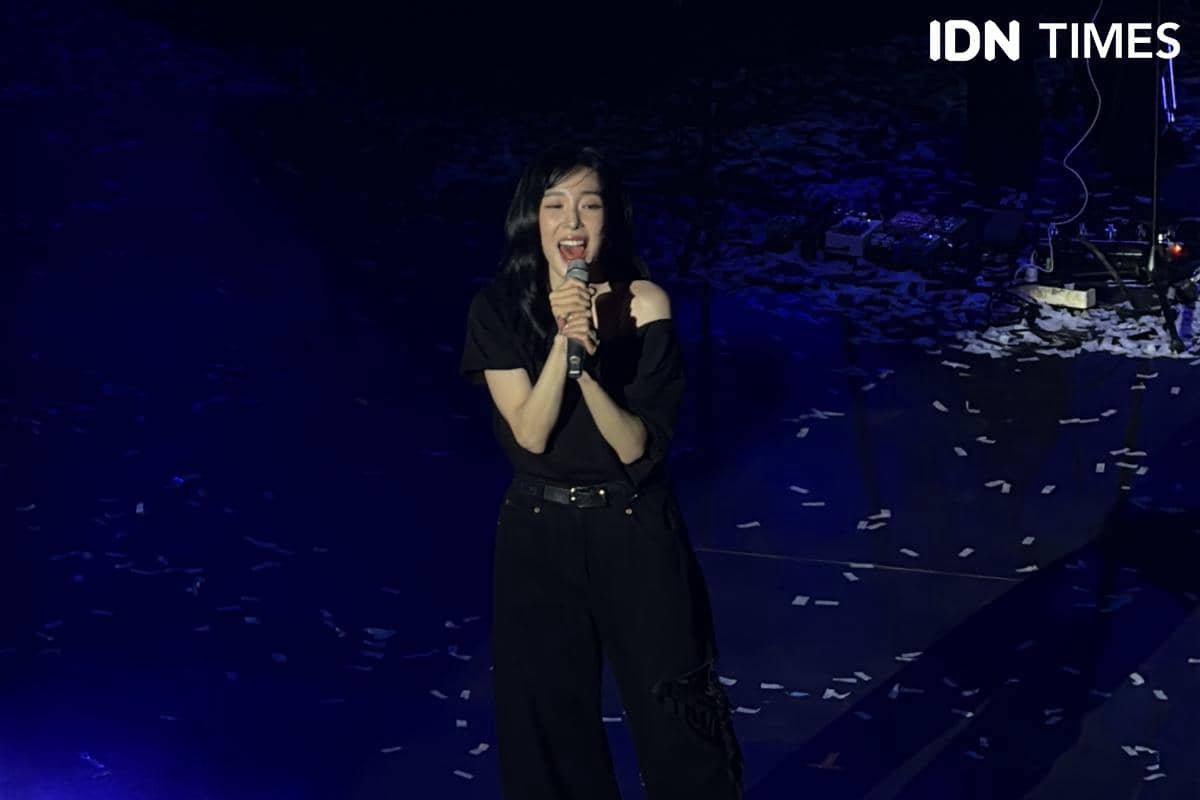 Tiffany Young saat tampil dalam konser Edge of Calm yang berlangsung pada Sabtu, 19 September 2026 di atas panggung.