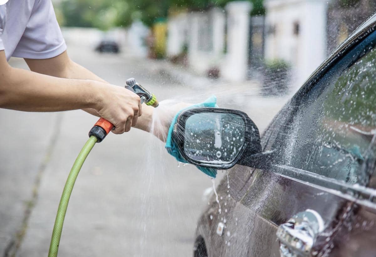Ilustrasi usaha cuci kendaraan dengan mobil dan perlengkapan pembersih untuk layanan car wash profesional.