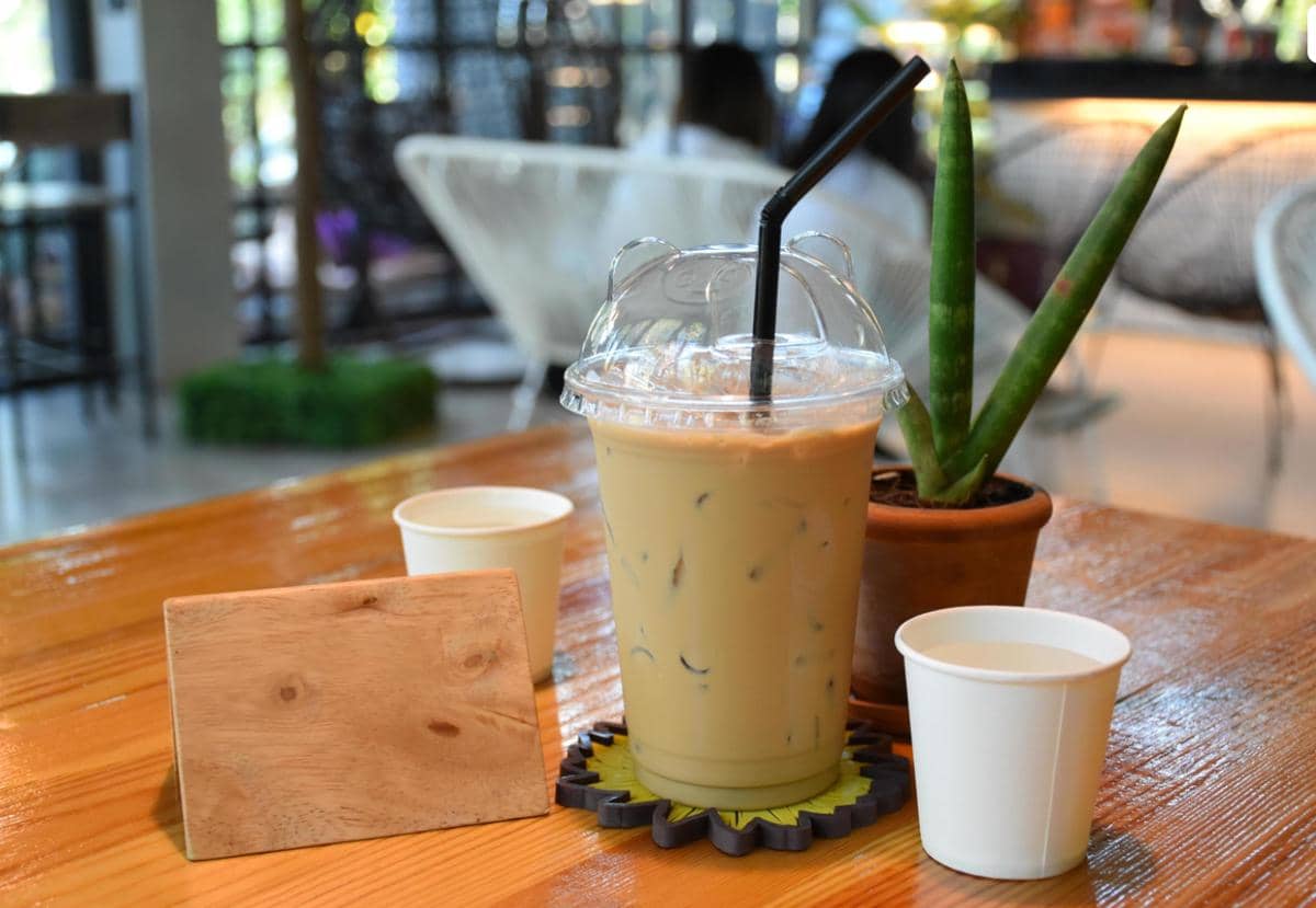 Ilustrasi tentang persiapan membuka kedai kopi rumahan sebagai usaha dari rumah dengan penyajian minuman kopi.