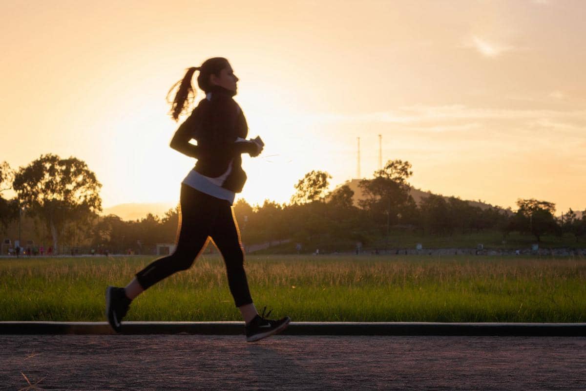 seorang perempuan melakukan jogging