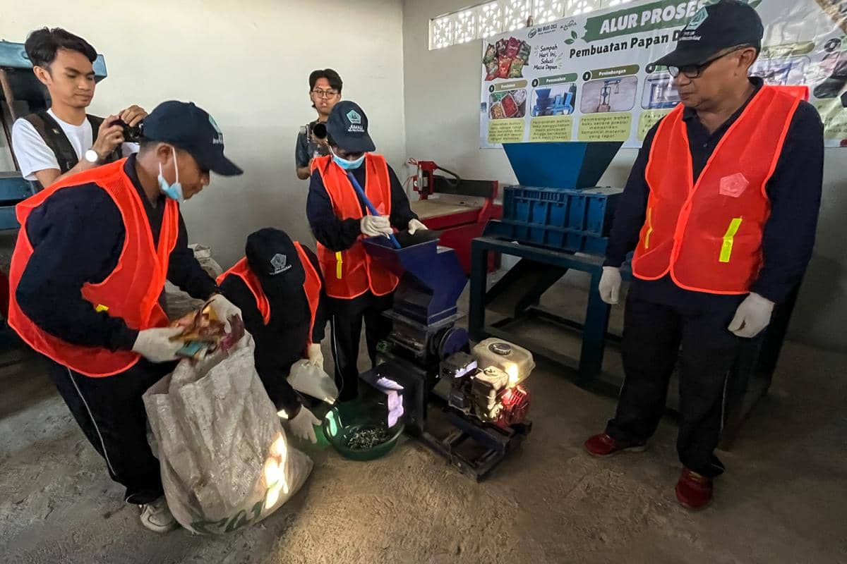proses daur ulang kemasan plastik di TPS3R Pemecutan Kelod Denpasar (dok.pribadi/Natalia Indah)