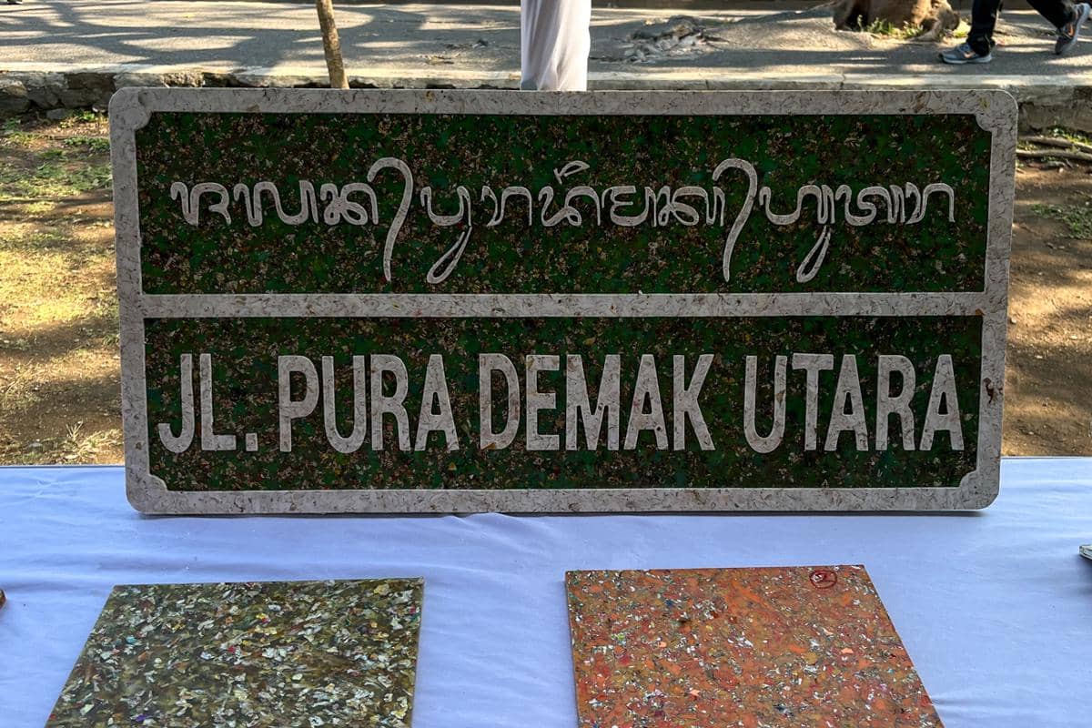 salah satu papan penunjuk jalan daur ulang kemasan plastik Bali Waste Cycle (dok.pribadi/Natalia Indah)