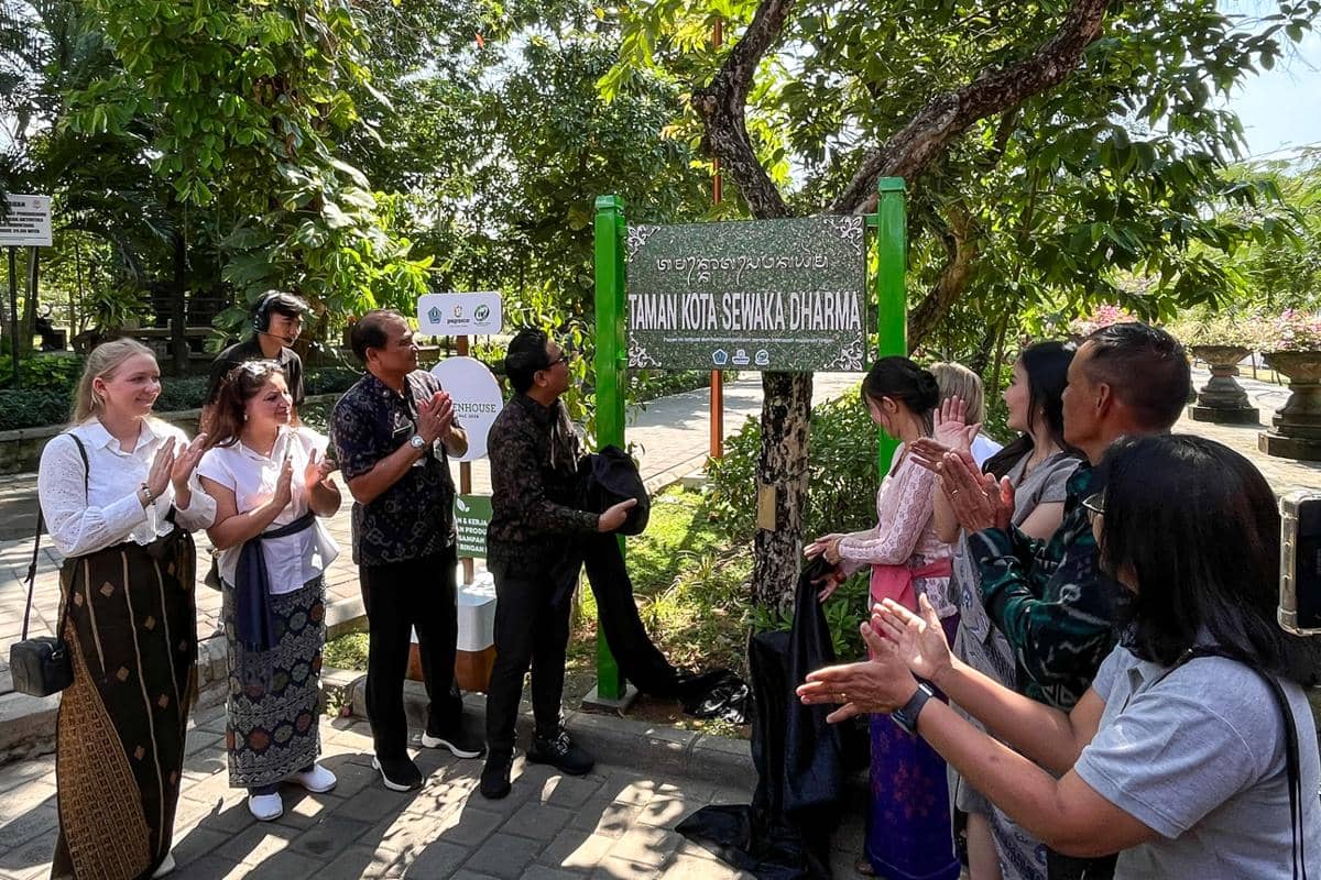 Plastik Kemasan Diolah Jadi Papan Jalan di Bali