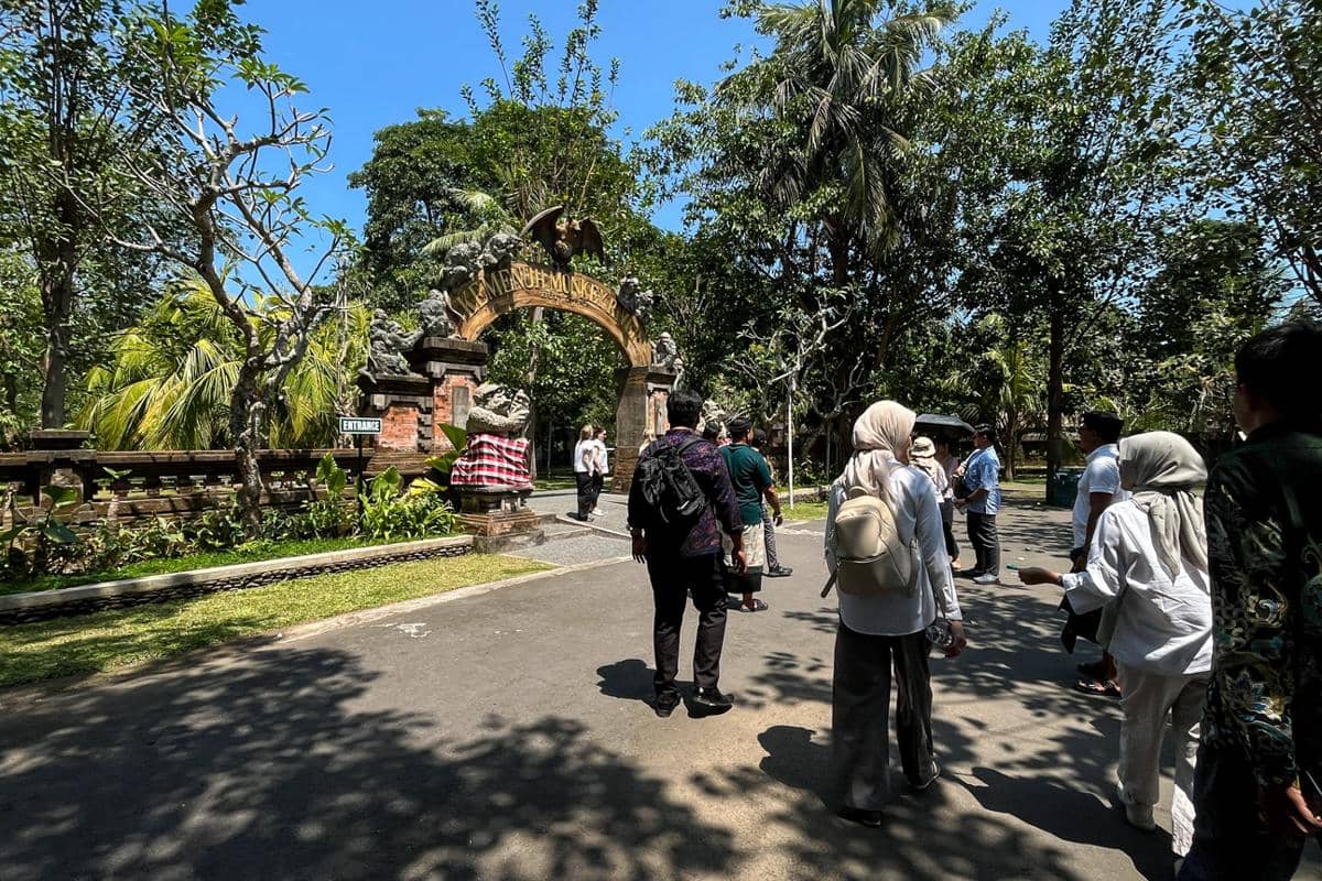 5 Daya Tarik Kemenuh Monkey River, Ada Kera Albino dan Melukat