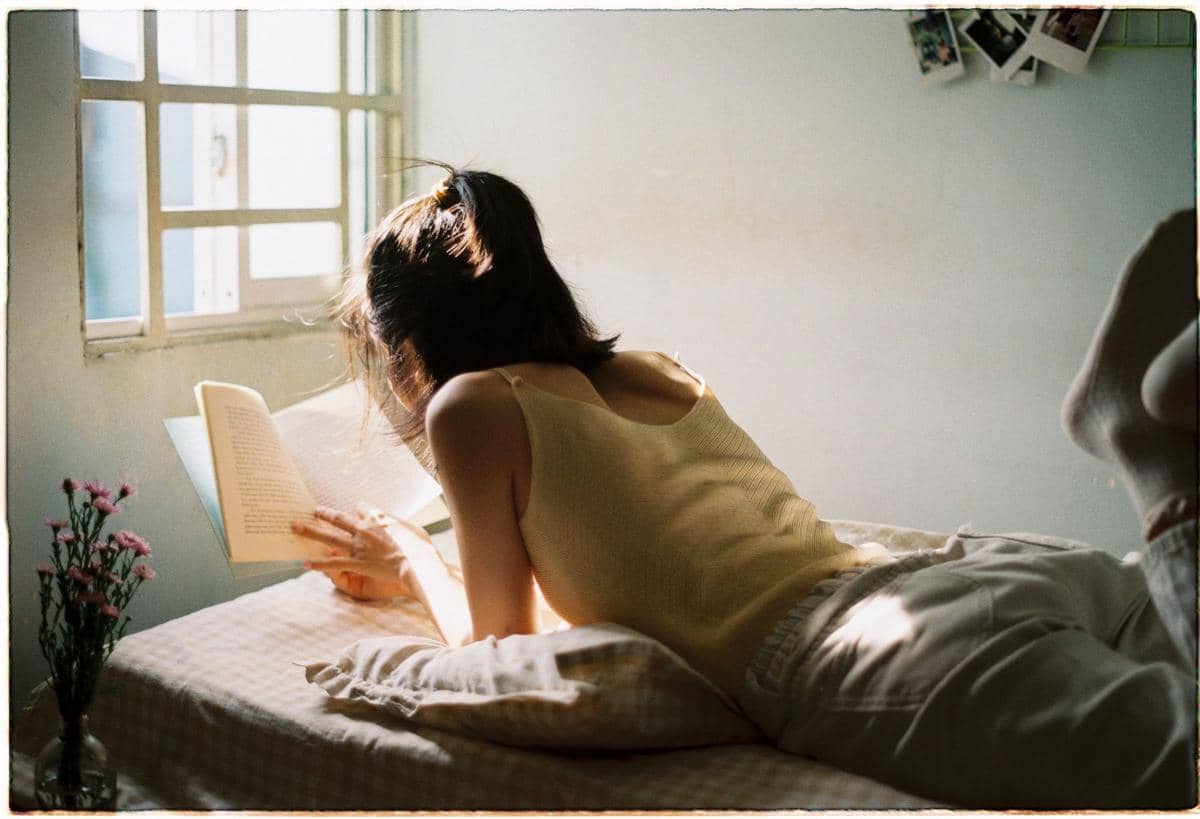 seorang wanita membaca buku