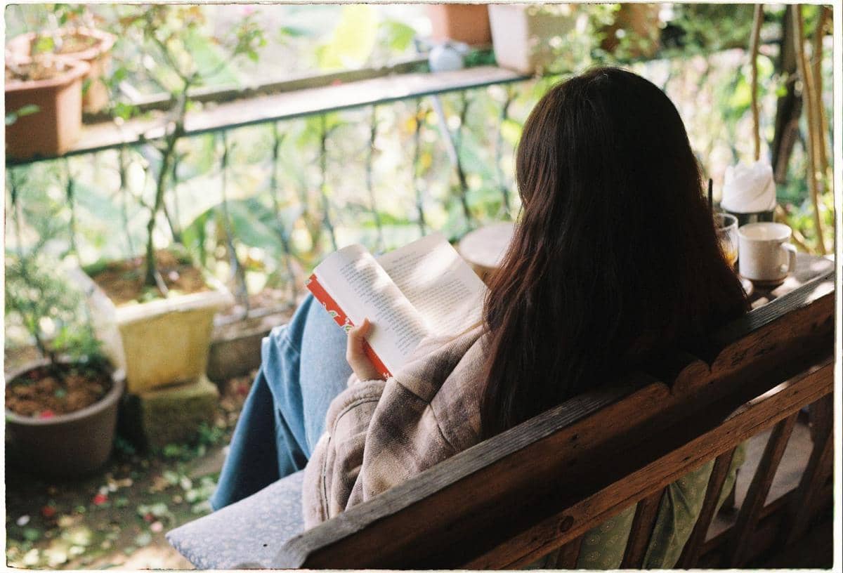 seorang wanita membaca buku