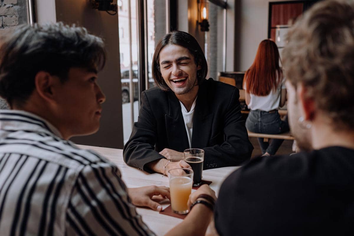 Pria ngobrol di kafe