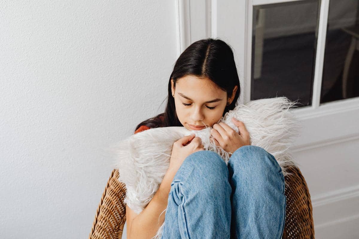 seorang wanita memeluk bantal