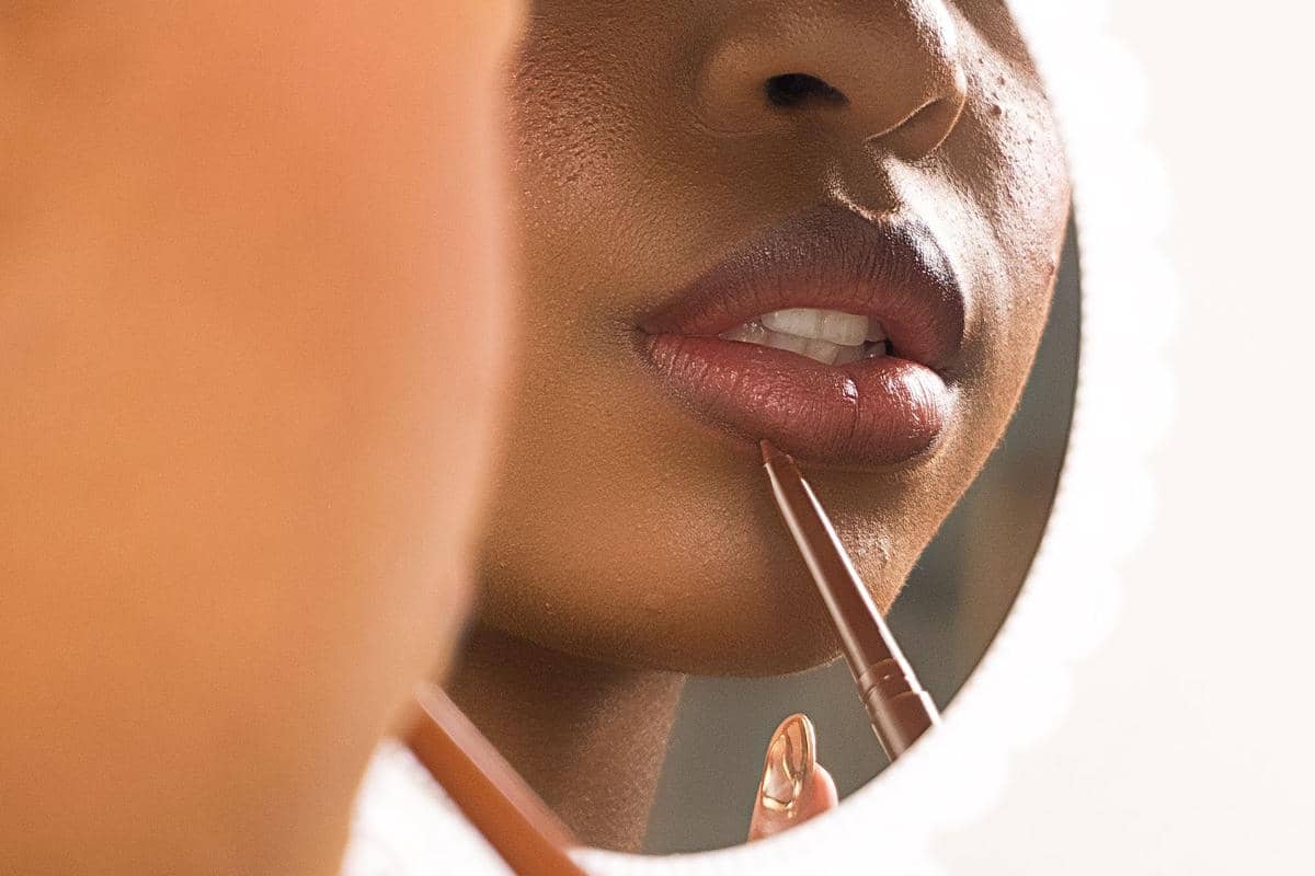 4 Rekomendasi Lip Liner Lokal Warna Cokelat, Formulanya Tahan Lama!