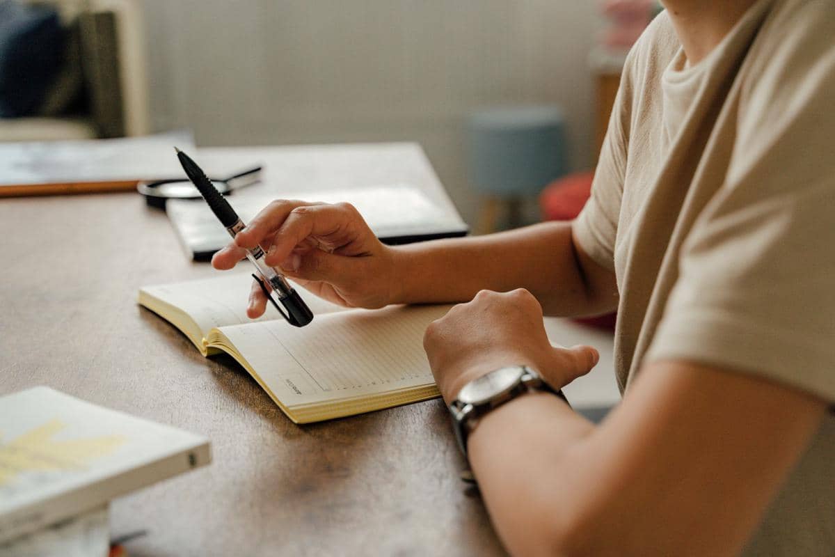 memainkan pulpen di tangan