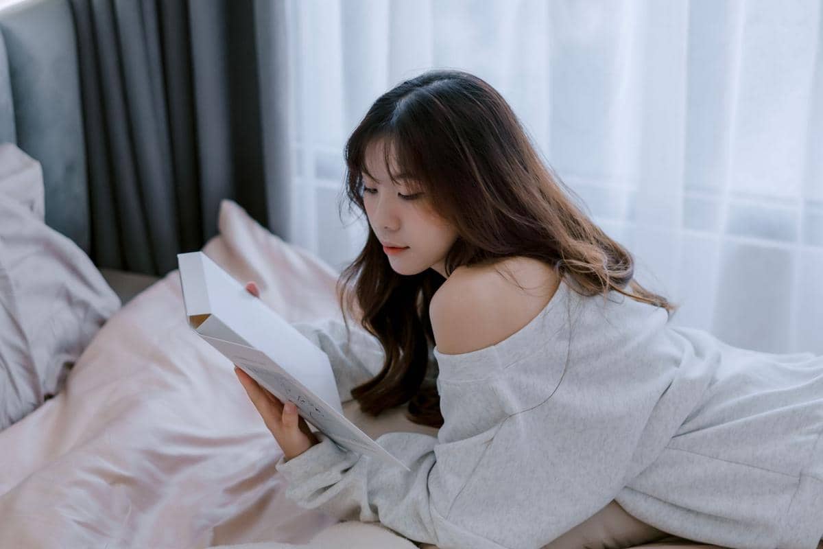 menikmati waktu membaca buku