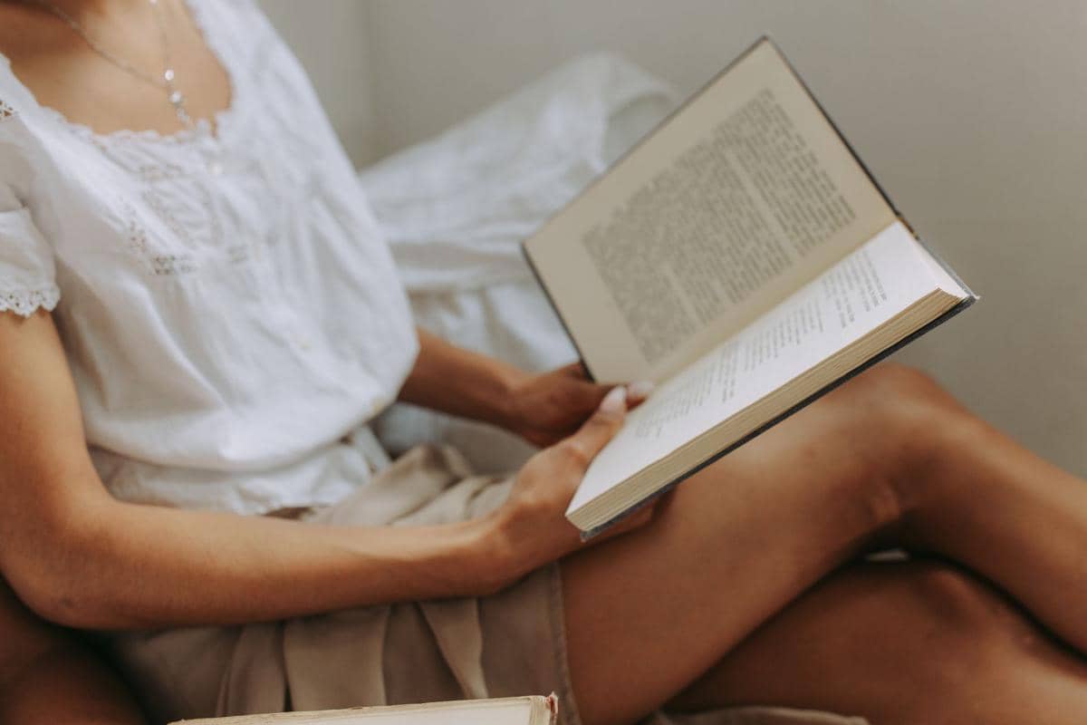 seorang wanita membaca buku