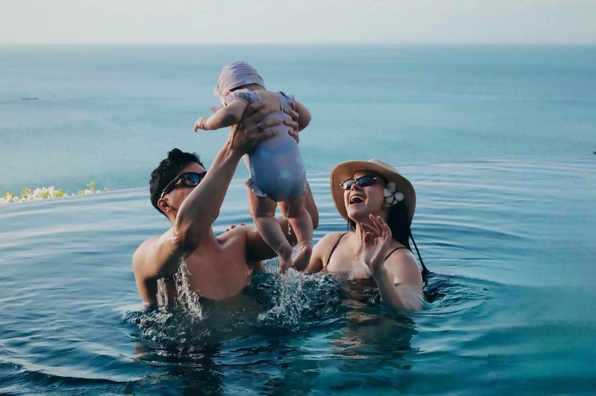 Keluarga Al Ghazali-Alyssa Liburan di Bali, Baby Soleil Main di Pantai