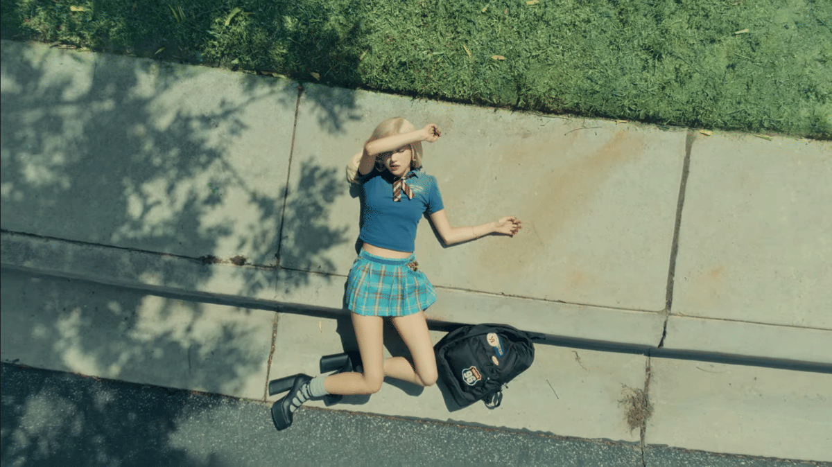 Rosé BLACKPINK tampil dalam cuplikan video musik “New Trick” dengan gaya busana OOTD yang mencuri perhatian.