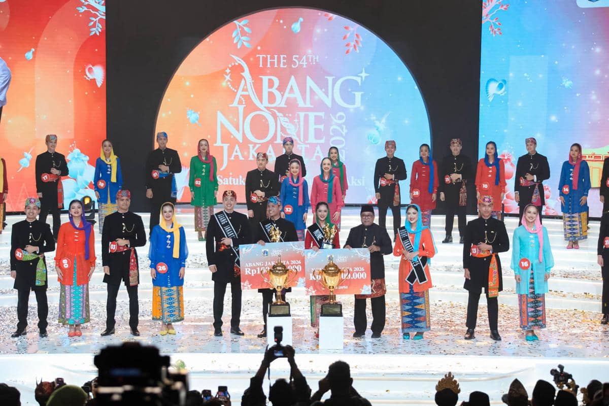 Finalis Abang dan None Jakarta 2026 berdiri di panggung Ciputra Artpreneur Theater saat malam final.