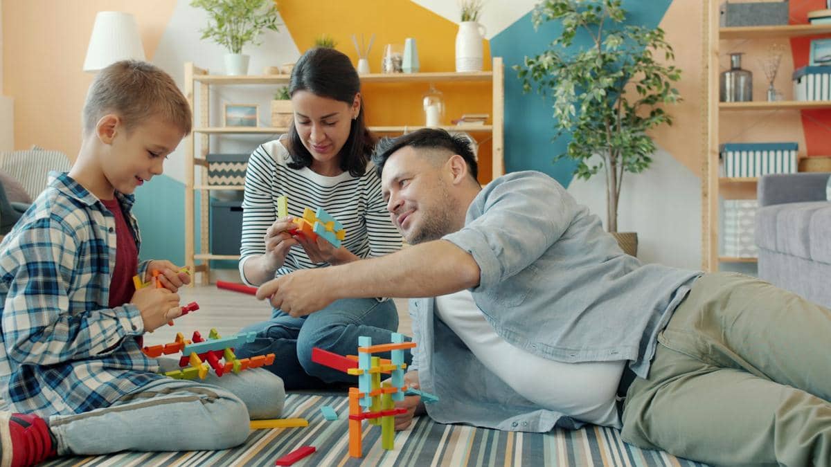 Ilustrasi orang tua yang sedang bermain dengan anak laki-lakinya  (unsplash.com/ Vitaly Gariev)