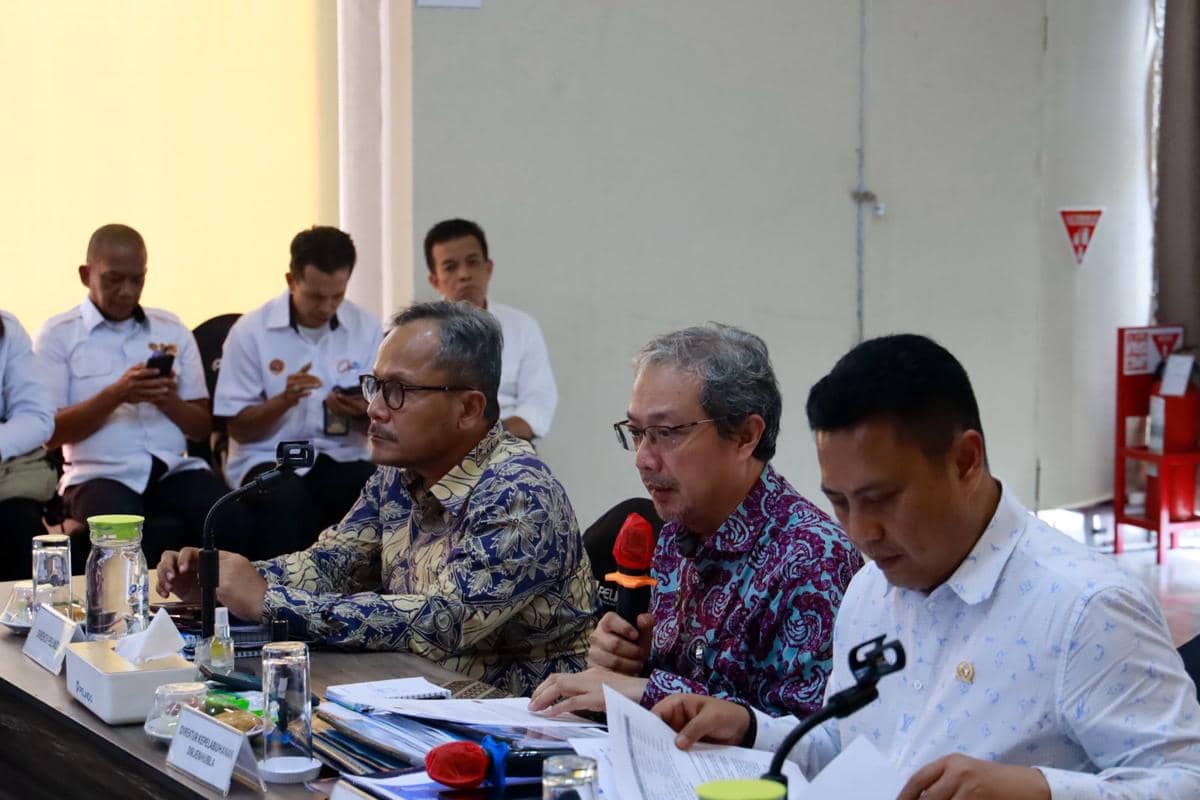 Komisi V DPR RI meninjau aspek keselamatan, keamanan, dan kualitas pelayanan di Pelabuhan Makassar dalam rangkaian Kunjungan Kerja Spesifik