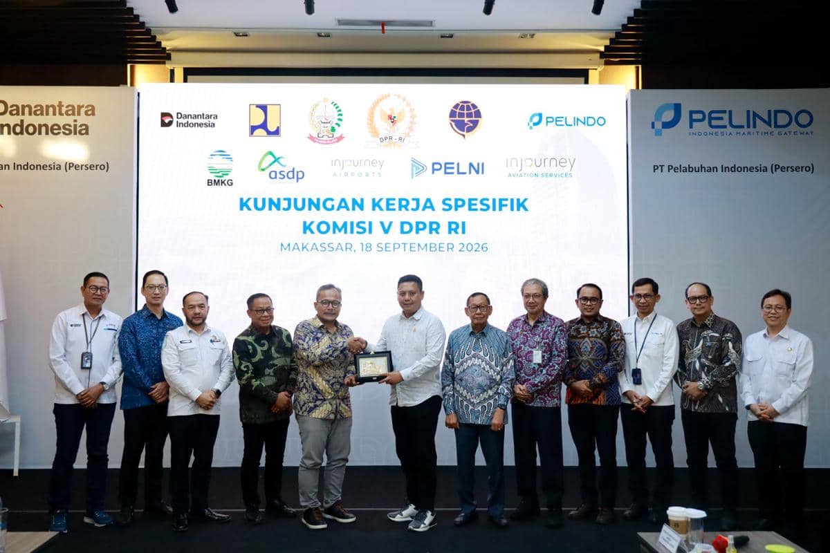 Komisi V DPR RI meninjau aspek keselamatan, keamanan, dan kualitas pelayanan di Pelabuhan Makassar dalam rangkaian Kunjungan Kerja Spesifik