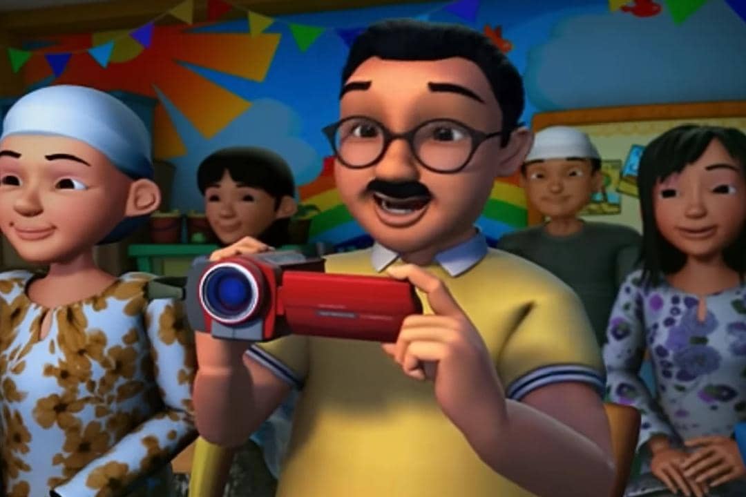 Azzarudin selalu berusaha mengabaikan berbagai momen penting anaknya lewat handy cam