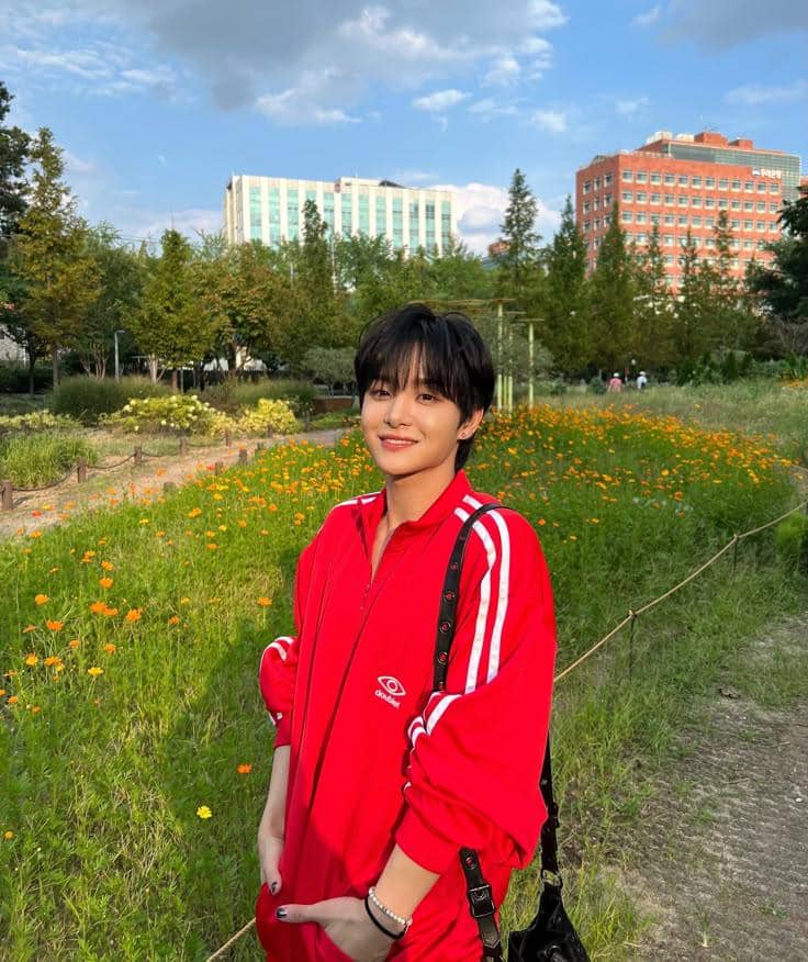 ide styling outfit merah ala Jihoon TREASURE