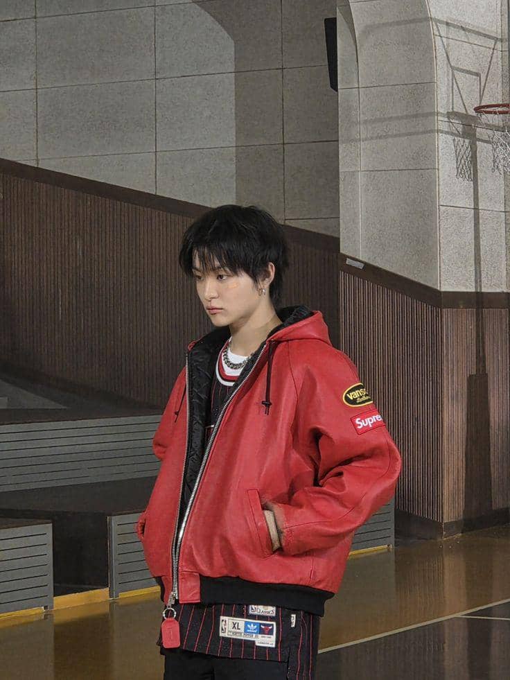 ide styling outfit merah ala Jihoon TREASURE