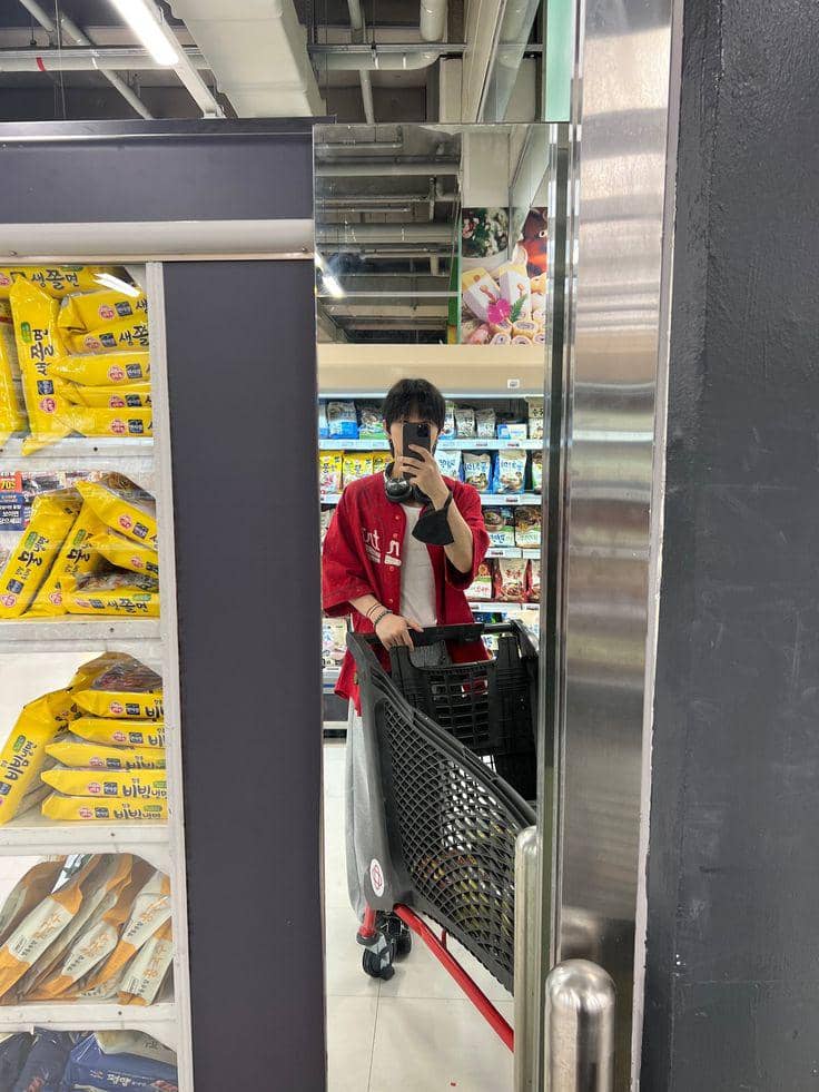 ide styling outfit merah ala Jihoon TREASURE