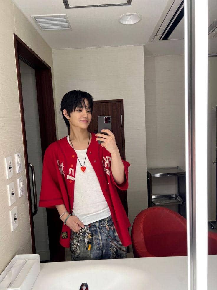 ide styling outfit merah ala Jihoon TREASURE