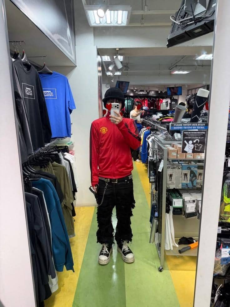 ide styling outfit merah ala Jihoon TREASURE