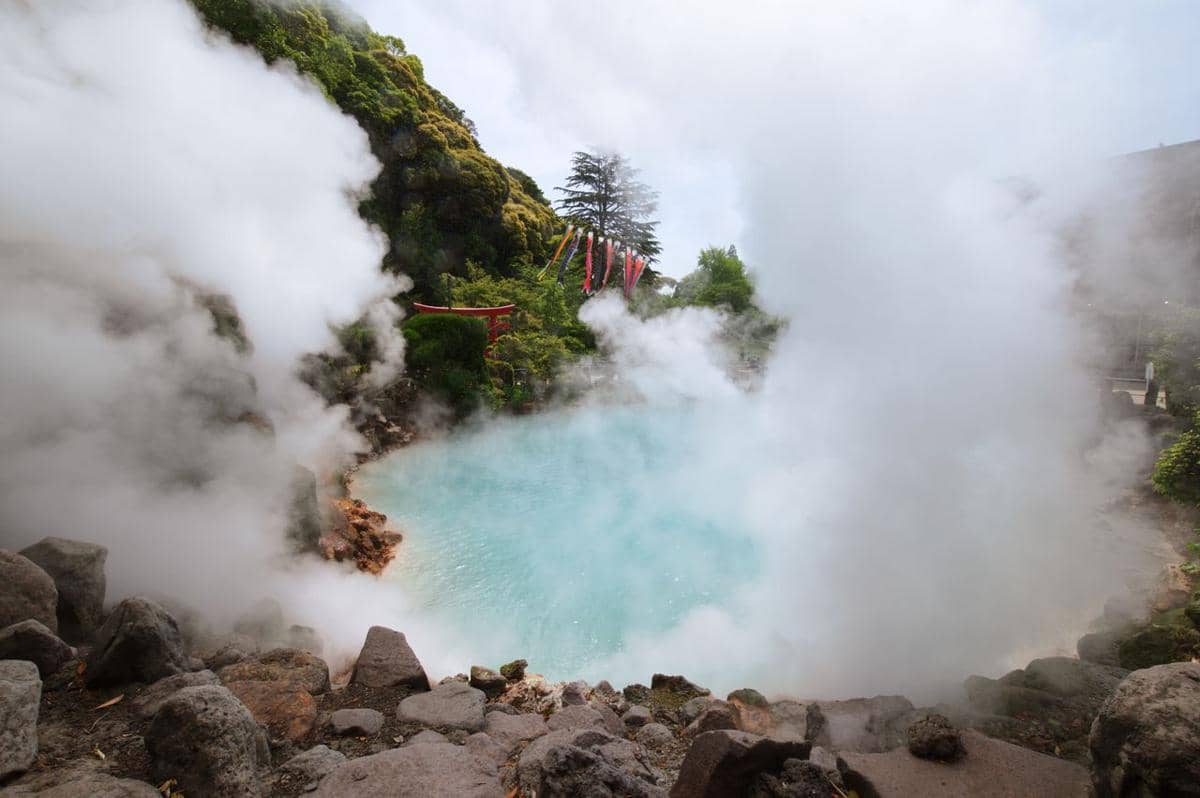 ilustrasi suasana onsen di Beppu, Jepang