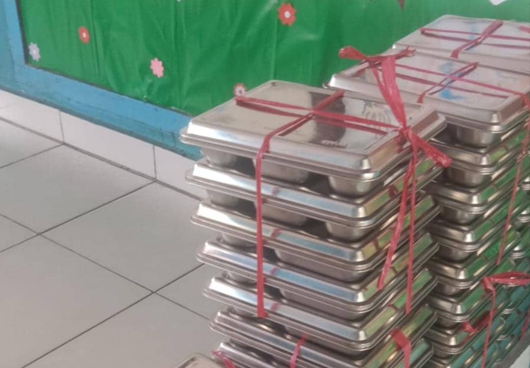Ilustrasi pembagian program Makan Bergizi Gratis (MBG) kepada para siswa di lingkungan sekolah setempat.