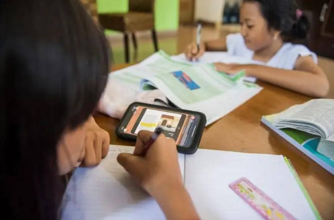 Ilustrasi kegiatan belajar daring sebagai gambaran proses pembelajaran melalui internet secara jarak jauh.
